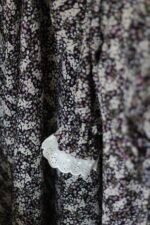 ⁦ثوب نقشه اسود⁩ - الصورة ⁦2⁩